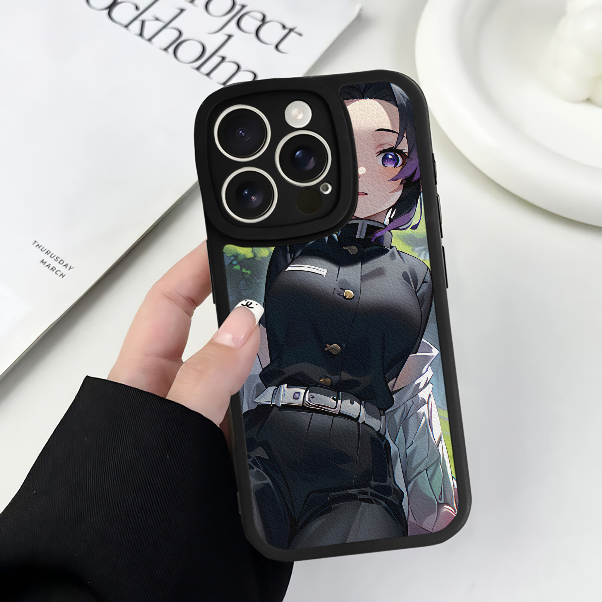 （画像用） 鬼滅の刃（きめつのやいば）蟲柱-胡蝶 しのぶ／こちょう しのぶ Kochou Shinobu 【iPhone 16シリーズ対応】シリコンスマホケース（レザー調） 材質：シリコン